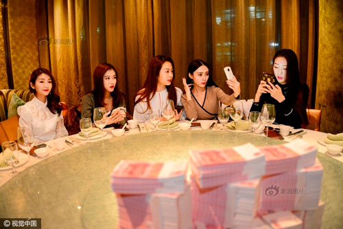 Choáng váng với tiền thưởng Tết của các hotgirl chuyên livestream trên mạng xã hội - 3