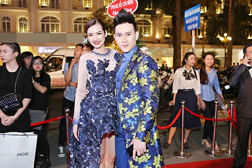 Nguyên Vũ ôm eo Phạm Hương, tình tứ Trúc Diễm trên thảm đỏ - 7