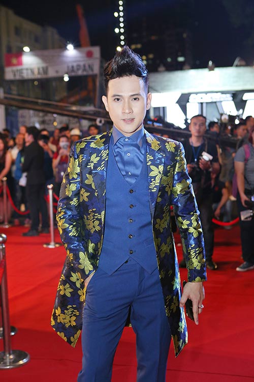 Nguyên Vũ ôm eo Phạm Hương, tình tứ Trúc Diễm trên thảm đỏ - 1