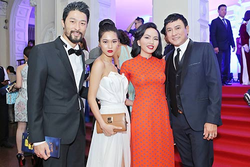 Nguyên Vũ ôm eo Phạm Hương, tình tứ Trúc Diễm trên thảm đỏ - 11