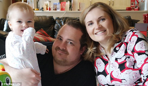 Sinh ra với amp;#34;ruột để ngoài daamp;#34; nhưng em bé này đã lớn lên đáng yêu không ngờ - 3