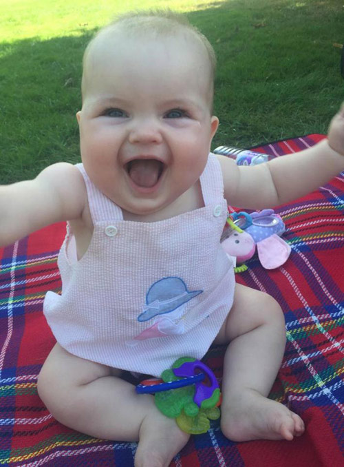 Sinh ra với amp;#34;ruột để ngoài daamp;#34; nhưng em bé này đã lớn lên đáng yêu không ngờ - 4