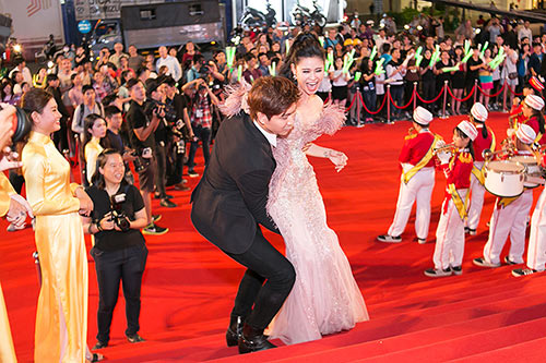 Tim bế bổng Trương Quỳnh Anh giữa sự kiện khiến Janny Thủy Trần và dàn sao Việt amp;#34;choángamp;#34; - 2