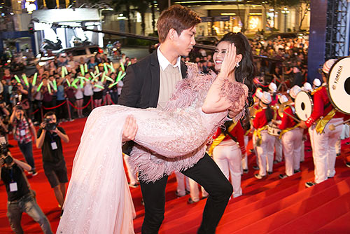 Tim bế bổng Trương Quỳnh Anh giữa sự kiện khiến Janny Thủy Trần và dàn sao Việt amp;#34;choángamp;#34; - 4