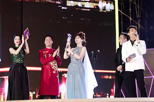 Trấn Thành nâng váy, chăm sóc vợ mới cưới Hari Won hết mực - 7