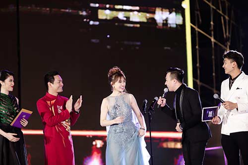 Trấn Thành nâng váy, chăm sóc vợ mới cưới Hari Won hết mực - 6