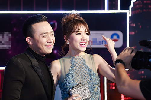 Trấn Thành nâng váy, chăm sóc vợ mới cưới Hari Won hết mực - 4