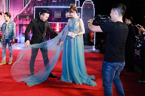 Trấn Thành nâng váy, chăm sóc vợ mới cưới Hari Won hết mực - 5