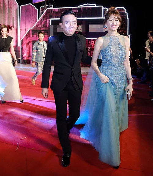 Trấn Thành nâng váy, chăm sóc vợ mới cưới Hari Won hết mực - 2