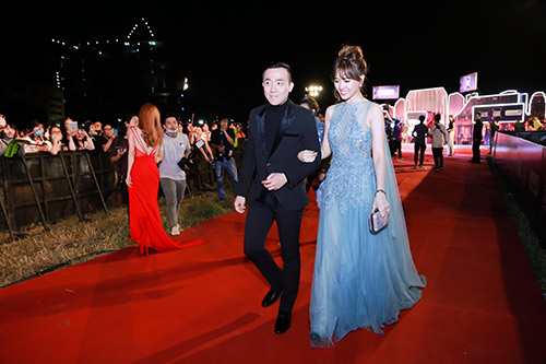 Trấn Thành nâng váy, chăm sóc vợ mới cưới Hari Won hết mực - 1