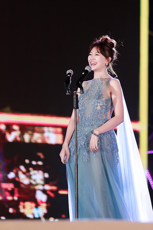 Trấn Thành nâng váy, chăm sóc vợ mới cưới Hari Won hết mực - 10