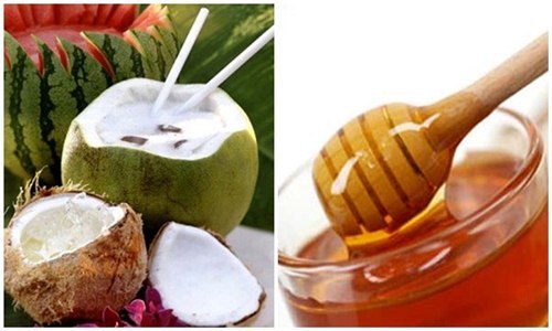 Gột sạch mụn cùng vết thâm nhờ nước dừa pha cùng mật ong - 2