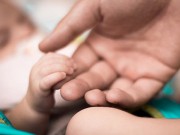 Bà bầu - Bà nội mang cháu trai mới sinh trả lại bệnh viện vì thấy quá... xấu