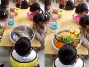 Làm mẹ - Cô giáo dặn mỗi bạn mang một con cá đến lớp, và đây là cậu bé "sáng" nhất khối mẫu giáo