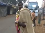 Tin tức - Rơi nước mắt cảnh bố vác thi thể con gái 5 tuổi đi bộ hơn 10km từ bệnh viện về nhà