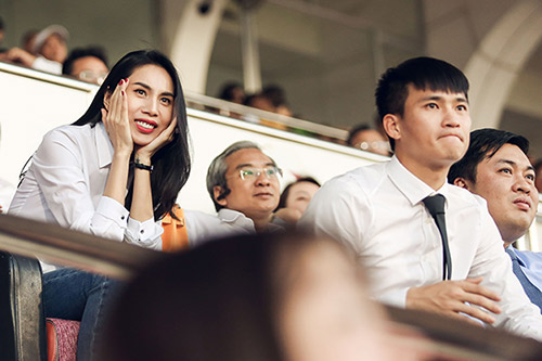 Thủy Tiên - Công Vinh tình cảm xuất hiện sau ồn ào ở Quả bóng vàng 2016 - 6