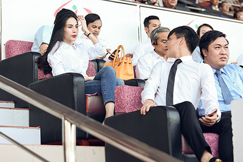 Thủy Tiên - Công Vinh tình cảm xuất hiện sau ồn ào ở Quả bóng vàng 2016 - 3