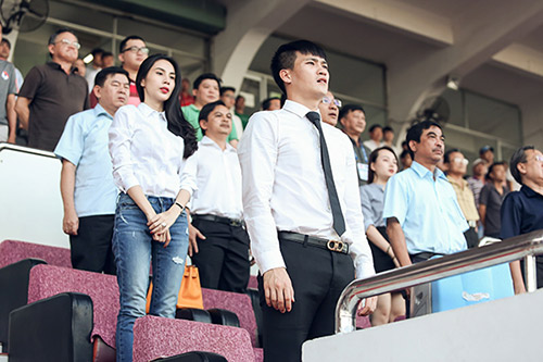 Thủy Tiên - Công Vinh tình cảm xuất hiện sau ồn ào ở Quả bóng vàng 2016 - 4