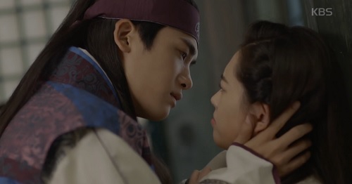 Hwarang tập 7: Phản ứng mạnh mẽ amp;#34;không tưởngamp;#34; của Go Ara sau khi bị cưỡng hôn - 1