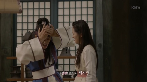 Hwarang tập 7: Phản ứng mạnh mẽ amp;#34;không tưởngamp;#34; của Go Ara sau khi bị cưỡng hôn - 2