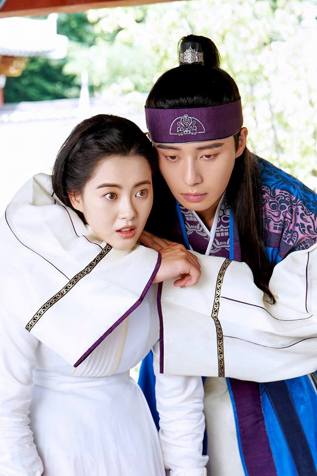 Hwarang tập 7: Phản ứng mạnh mẽ amp;#34;không tưởngamp;#34; của Go Ara sau khi bị cưỡng hôn - 5