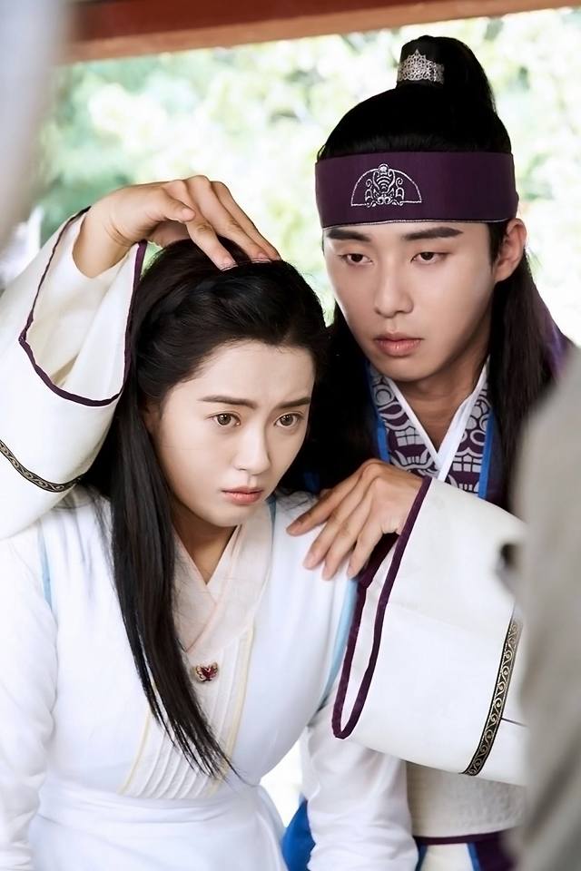 Hwarang tập 7: Phản ứng mạnh mẽ amp;#34;không tưởngamp;#34; của Go Ara sau khi bị cưỡng hôn - 6