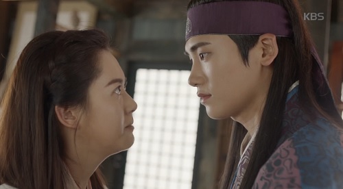 Hwarang tập 7: Phản ứng mạnh mẽ amp;#34;không tưởngamp;#34; của Go Ara sau khi bị cưỡng hôn - 8