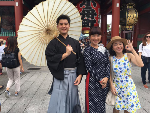 女優キム・フエン、日本でキャット・トゥオンと心を共有 - 1