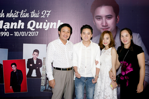 Bố mẹ Phan Mạnh Quỳnh lặn lội từ Nghệ An vào chúc mừng con trai - 3