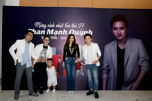 Bố mẹ Phan Mạnh Quỳnh lặn lội từ Nghệ An vào chúc mừng con trai - 8