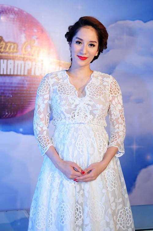 Biểu diễn liveshow cá nhân, ca sĩ Trung Quốc chọn đặt đầm dạ hội nhà mốt  Việt