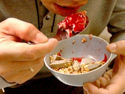 Thực hư thông tin ăn tiết canh uống vài chén rượu sẽ không mắc liên cầu lợn - 1