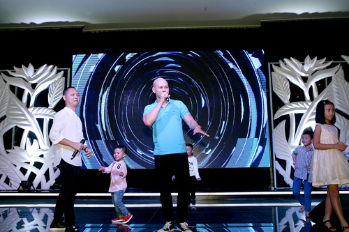 Bố mẹ Phan Mạnh Quỳnh lặn lội từ Nghệ An vào chúc mừng con trai - 11