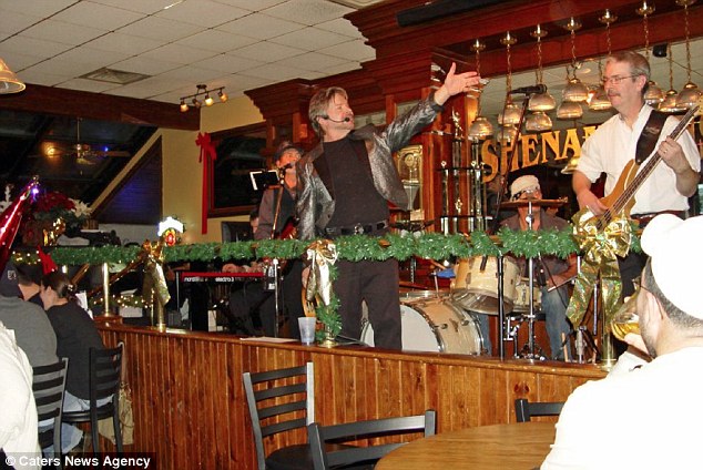 Trúng tiếng sét ái tình, cô gái trẻ kết hôn với người hơn bố 20 tuổi! - 3