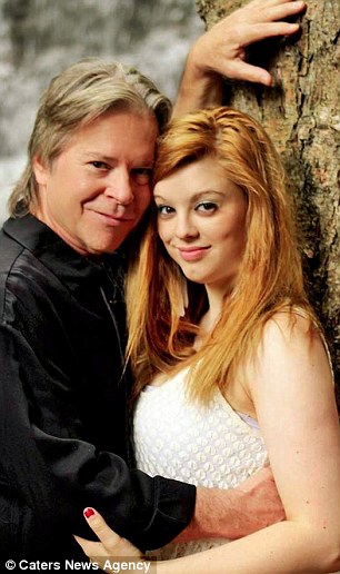 Trúng tiếng sét ái tình, cô gái trẻ kết hôn với người hơn bố 20 tuổi! - 4