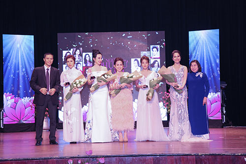 Angela Phương Trinh lưng trần quyến rũ, chạy show amp;#34;không kịp thởamp;#34; - 8