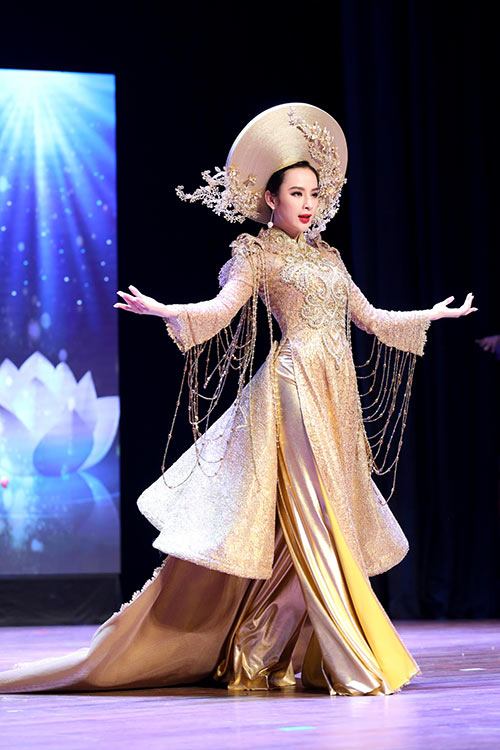 Angela Phương Trinh lưng trần quyến rũ, chạy show amp;#34;không kịp thởamp;#34; - 13