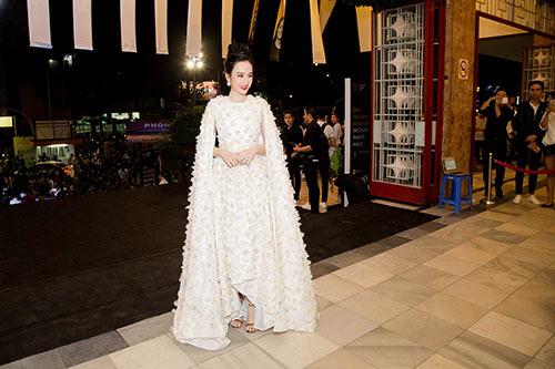 Angela Phương Trinh lưng trần quyến rũ, chạy show amp;#34;không kịp thởamp;#34; - 15