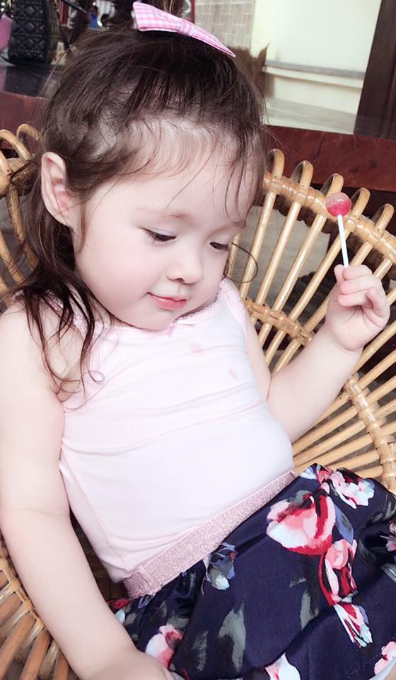 Bụng mỡ núc ních, chỉ ngồi ngậm kẹo, con gái Elly Trần đã đáng yêu không chịu nổi - 2