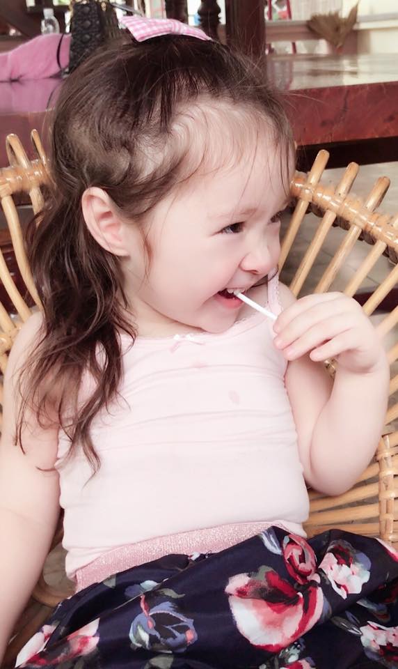 Bụng mỡ núc ních, chỉ ngồi ngậm kẹo, con gái Elly Trần đã đáng yêu không chịu nổi - 1