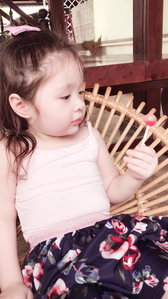 Bụng mỡ núc ních, chỉ ngồi ngậm kẹo, con gái Elly Trần đã đáng yêu không chịu nổi - 4