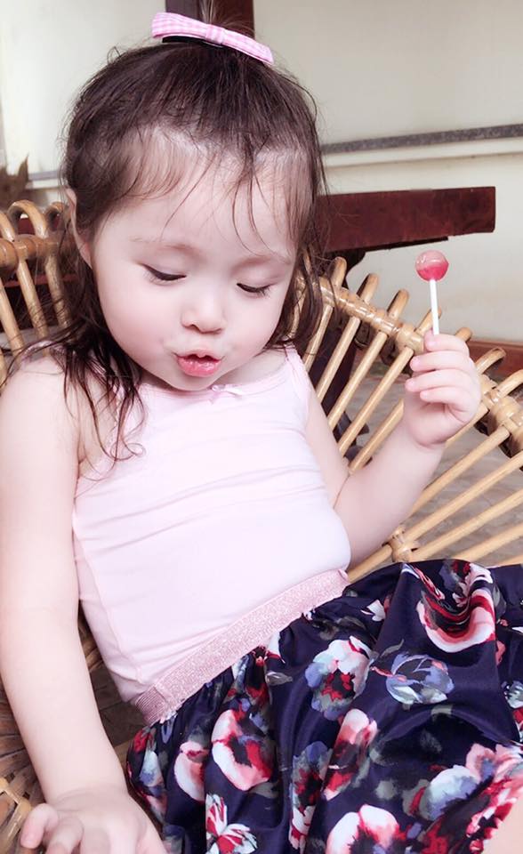 Bụng mỡ núc ních, chỉ ngồi ngậm kẹo, con gái Elly Trần đã đáng yêu không chịu nổi - 3