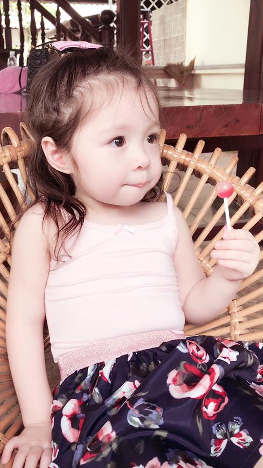 Bụng mỡ núc ních, chỉ ngồi ngậm kẹo, con gái Elly Trần đã đáng yêu không chịu nổi - 5