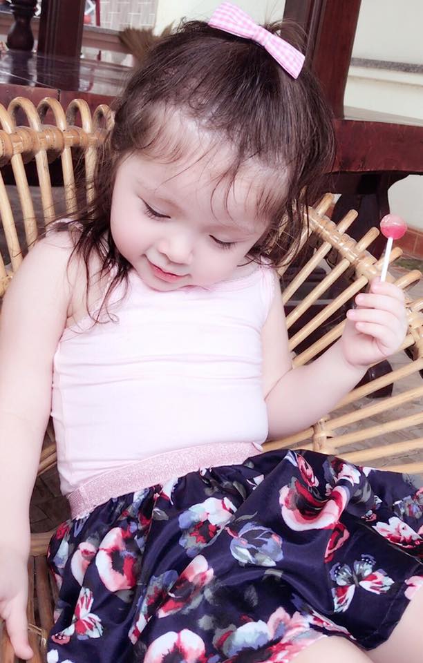 Bụng mỡ núc ních, chỉ ngồi ngậm kẹo, con gái Elly Trần đã đáng yêu không chịu nổi - 6