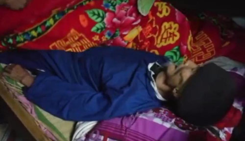 Cha đẩy nắp quan tài sống lại trong đám tang và hỏi chuyện gì đang xảy ra - 1