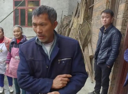 Cha đẩy nắp quan tài sống lại trong đám tang và hỏi chuyện gì đang xảy ra - 3