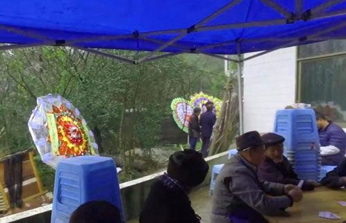 Cha đẩy nắp quan tài sống lại trong đám tang và hỏi chuyện gì đang xảy ra - 5