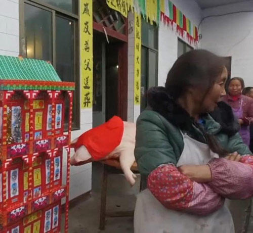 Cha đẩy nắp quan tài sống lại trong đám tang và hỏi chuyện gì đang xảy ra - 6