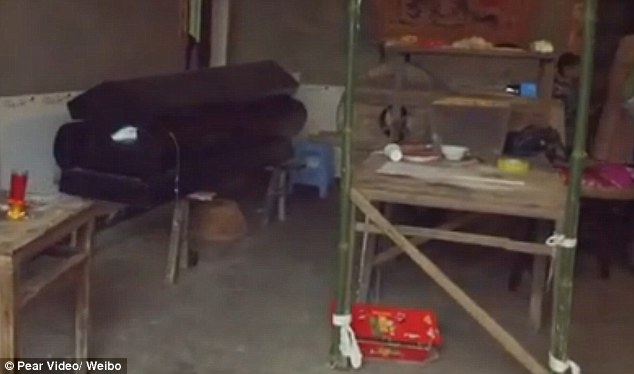 Cha đẩy nắp quan tài sống lại trong đám tang và hỏi chuyện gì đang xảy ra - 2