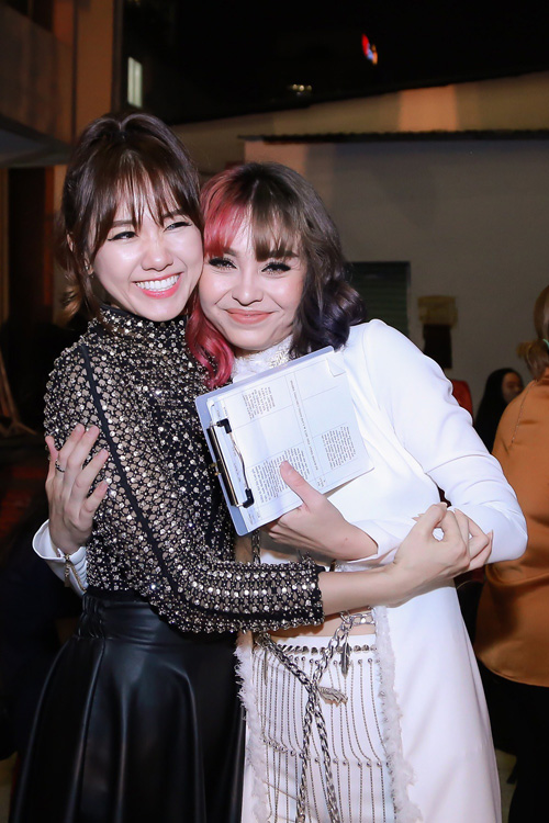 Theo chồng không bỏ cuộc chơi, Hari Won còn chạy show nhiều hơn thời độc thân - 7